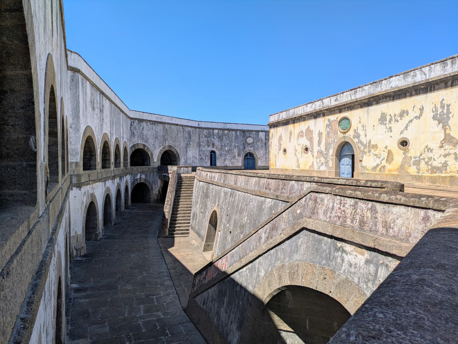 Interior histórico da Fortaleza de Santa Cruz