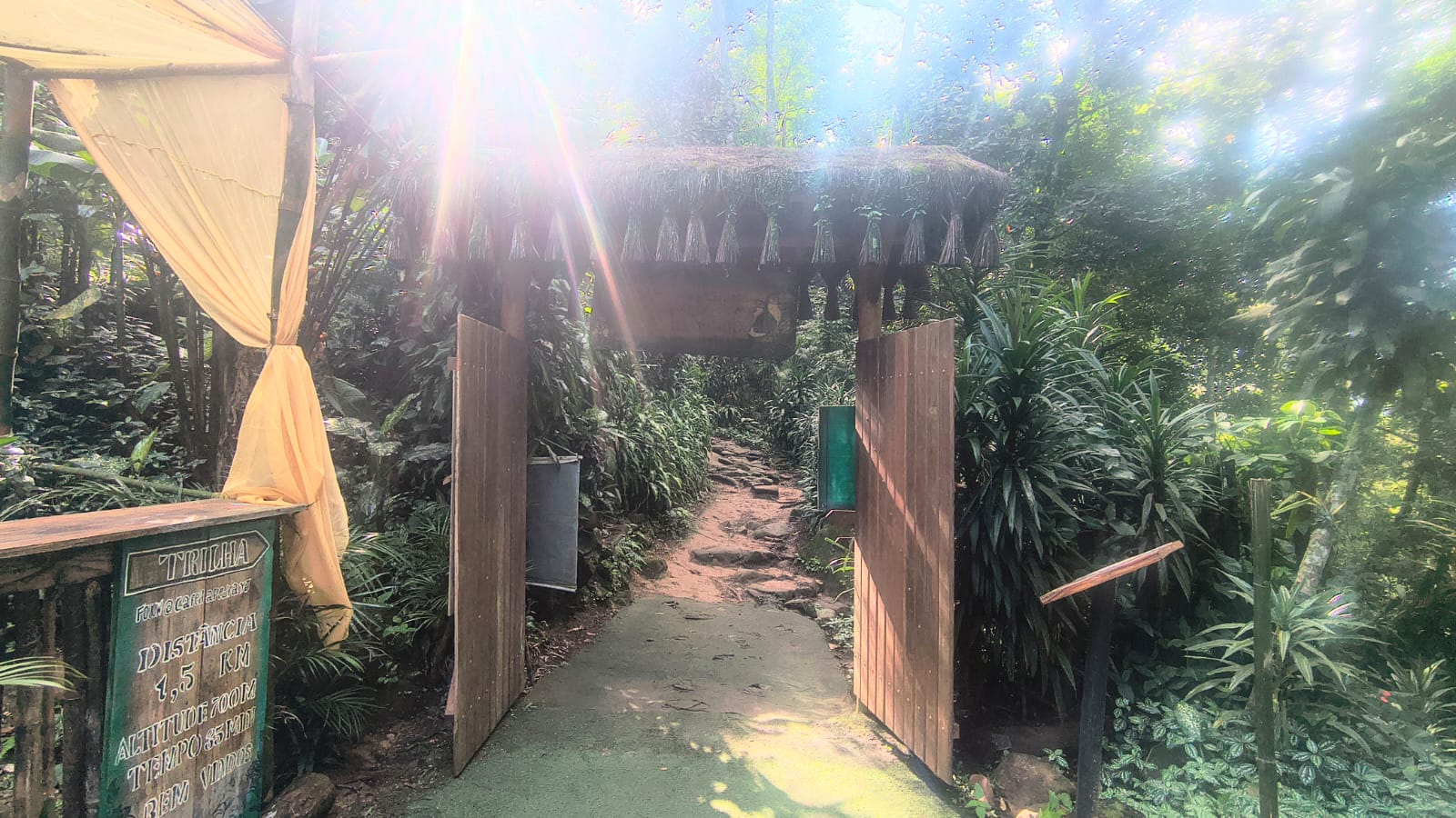 Entrada do Café da Pedra