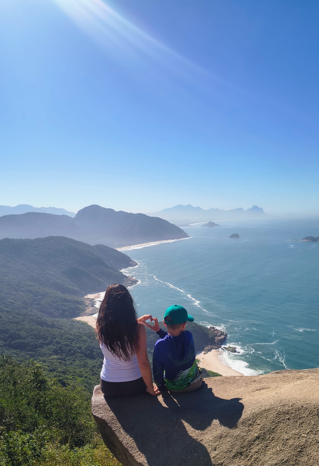 Mãe e filho admirando a vista