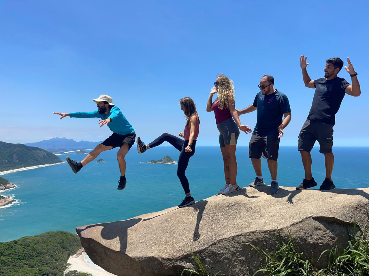 Foto em grupo com ilusão de ótica