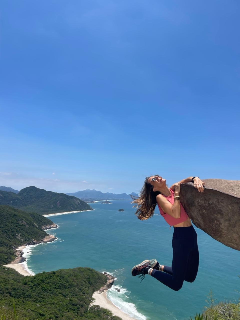 Salto solo no penhasco