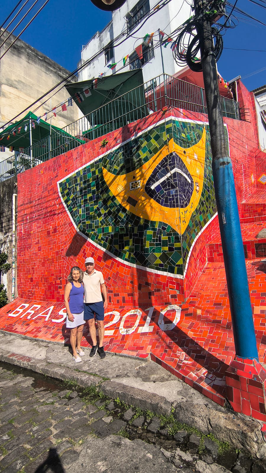 Escadaria Selarón com mosaico da bandeira do Brasil