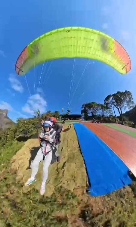 Parapente decolando